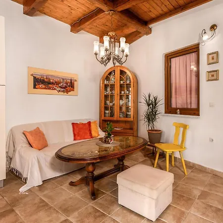 Сasa de vacaciones 2 Bedroom Lovely In