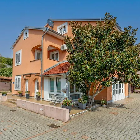 2 Bedroom Lovely In Сasa de vacaciones Kastav
