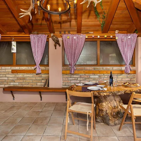 2 Bedroom Lovely In Hébergement de vacances *